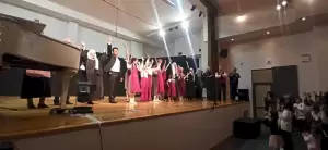 Σέρβια: Το μιούζικαλ ” Η μελωδία της ευτυχίας” παρουσίασε η τάξη φωνητικής της Δέσποινας Γιαλούρη