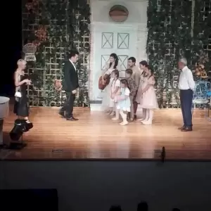 Σέρβια: Το μιούζικαλ ” Η μελωδία της ευτυχίας” παρουσίασε η τάξη φωνητικής της Δέσποινας Γιαλούρη