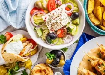 Taste Atlas: Η ελληνική κουζίνα στις Top 5 στον κόσμο – Ποια επτά φαγητά μπήκαν στη λίστα με τα κορυφαία