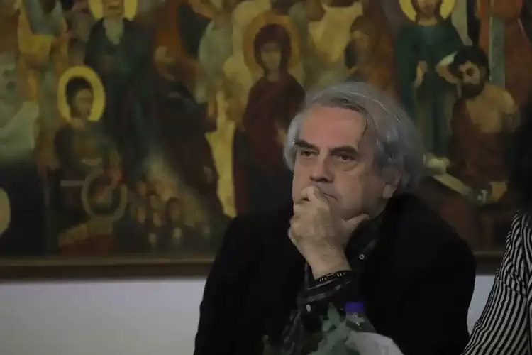 Χαρτοπαιξίας, λόγω ημερών, εγκώμιον