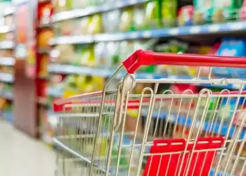 Έρευνα: Η ακρίβεια «στραγγαλίζει» το διαθέσιμο εισόδημα