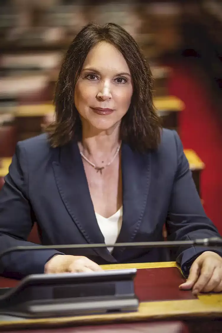 Καλλιόπη Βέττα: Η κυβέρνηση αποκλείει στους νεοδιόριστους συζύγους εκπαιδευτικούς τη δυνατότητα συνυπηρέτησης