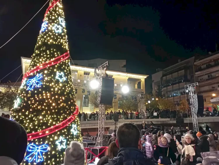 Κοζάνη: Φωταγώγηση Του Χριστουγεννιάτικου Δέντρου Και Με Πρόταση Γάμου