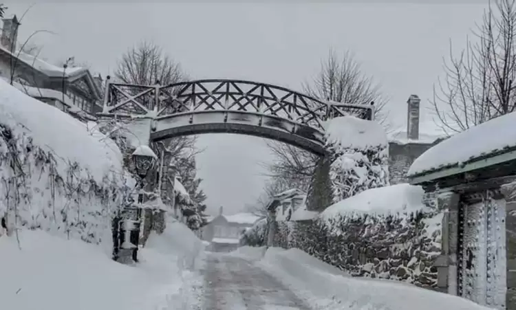 Μαγικές εικόνες από το χιονισμένο και άκρως… χριστουγεννιάτικο Νυμφαίο