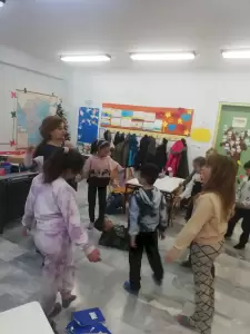 Πέρασαν μια "ζεστή" ώρα γεμάτη παιχνίδι, ζωγραφική και μοιράσματα... Πέρασαν μια “ζεστή” ώρα γεμάτη παιχνίδι, ζωγραφική και μοιράσματα…