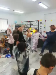 Πέρασαν μια "ζεστή" ώρα γεμάτη παιχνίδι, ζωγραφική και μοιράσματα... Πέρασαν μια “ζεστή” ώρα γεμάτη παιχνίδι, ζωγραφική και μοιράσματα…