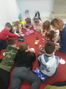 Πέρασαν μια "ζεστή" ώρα γεμάτη παιχνίδι, ζωγραφική και μοιράσματα... Πέρασαν μια “ζεστή” ώρα γεμάτη παιχνίδι, ζωγραφική και μοιράσματα…