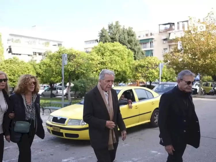 Συντετριμμένος ο Κώστας Γαβράς στην κηδεία του Βασίλη Βασιλικού Συντετριμμένος ο Κώστας Γαβράς στην κηδεία του Βασίλη Βασιλικού