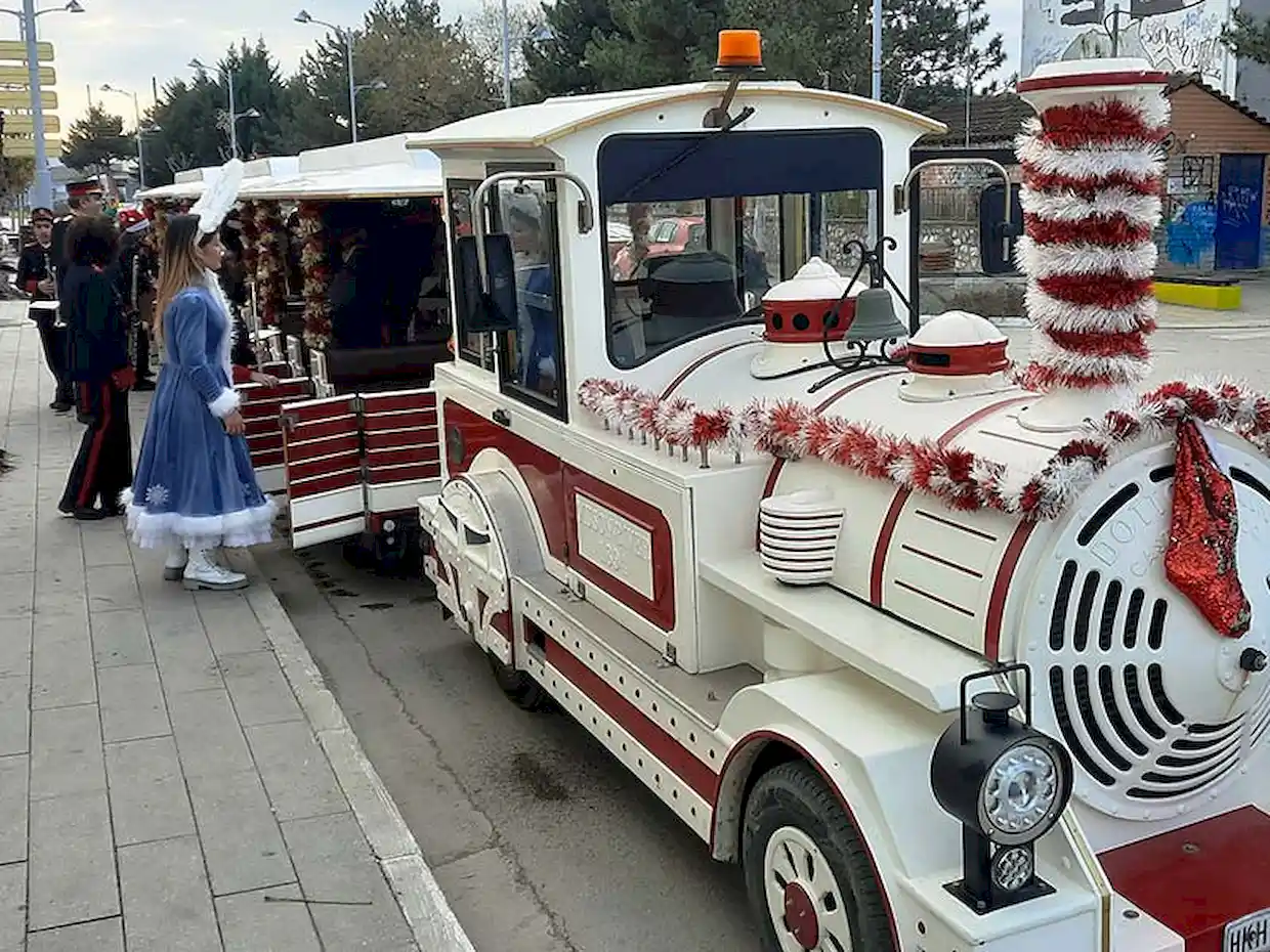Το Πρωϊνό Της Παρασκευής Ξεκινάει Τις Διαδρομές Του Στην Πτολεμαΐδα, Το Χριστουγεννιάτικο Τρένο Του Δήμου Εορδαίας.