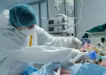 Το σύνδρομο του «λευκού πνεύμονα»: Η μυστηριώδης πνευμονία εμφανίστηκε και σε χώρες της Ευρώπης και τις ΗΠΑ