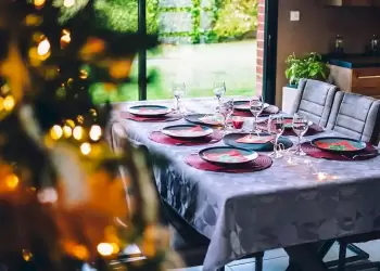 Βαθύτερα το χέρι στην τσέπη θα βάλουν τα νοικοκυριά για το χριστουγεννιάτικο τραπέζι