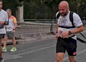 Ξυπόλητος Μαραθωνοδρόμος για το περιβάλλον – Ο Θάνος Τσάκλας έτρεξε ξυπόλυτος, σέρνοντας 40 κιλά ανθρώπινα σκουπίδια