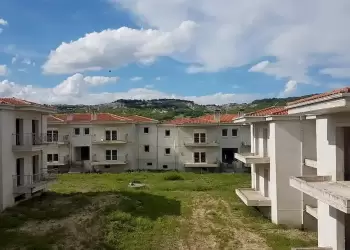 Υπογραφή σύμβασης για την ολοκλήρωση 80 εργατικών κατοικιών στα Γρεβενά παρουσία του Άδωνι Γεωργιάδη