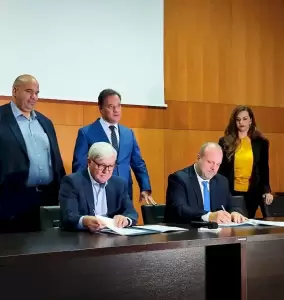 Υπογραφή σύμβασης για την ολοκλήρωση 80 εργατικών κατοικιών στα Γρεβενά παρουσία του Άδωνι Γεωργιάδη Υπογραφή σύμβασης για την ολοκλήρωση 80 εργατικών κατοικιών στα Γρεβενά παρουσία του Άδωνι Γεωργιάδη