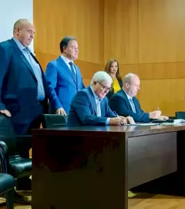 Υπογραφή σύμβασης για την ολοκλήρωση 80 εργατικών κατοικιών στα Γρεβενά παρουσία του Άδωνι Γεωργιάδη Υπογραφή σύμβασης για την ολοκλήρωση 80 εργατικών κατοικιών στα Γρεβενά παρουσία του Άδωνι Γεωργιάδη