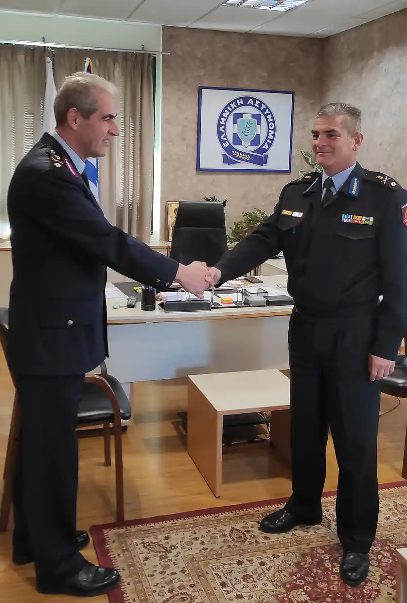 Ο Αρχιπύραρχος Π.Σ. κ. Νικόλαος Μητσογιάννης στον Ταξίαρχο κ. Κωνσταντίνο Σπανούδη Ο Αρχιπύραρχος Π.Σ. κ. Νικόλαος Μητσογιάννης ΣΤ