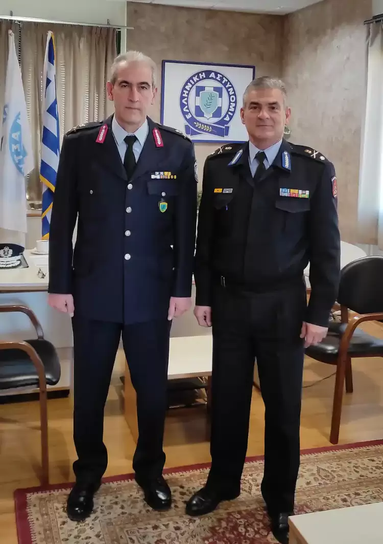 Ο Αρχιπύραρχος Π.Σ. κ. Νικόλαος Μητσογιάννης στον Ταξίαρχο κ. Κωνσταντίνο Σπανούδη Ο Αρχιπύραρχος Π.Σ. κ. Νικόλαος Μητσογιάννης ΣΤ