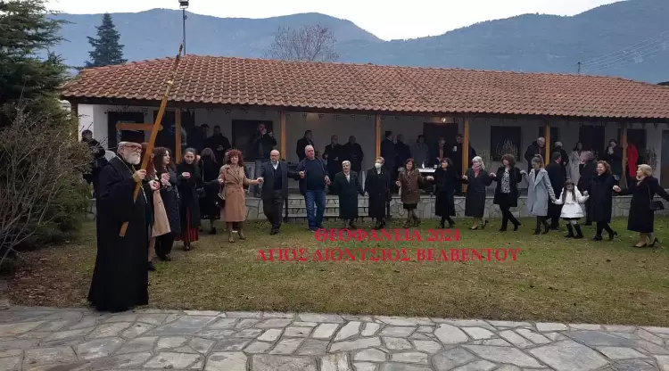 Πραγματοποιήθηκε ο μεγάλος κυκλικός χορός των Φώτων 2024 στον Άγιο Διονύσιο εν Ολύμπω στο Βελβεντό