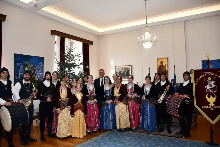 Τα κάλαντα των Θεοφανείων στον ΥΜΑΘ Στάθη Κωνσταντινίδη από τον Ποντιακό Σύλλογο Ακρινής Κοζάνης