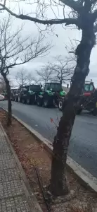 Αγρότες: Έριξαν άχυρα στο κτήριο της Περιφέρειας Δυτικής Μακεδονίας