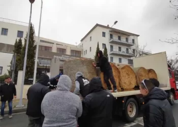 Αγρότες: Έριξαν Άχυρα Στο Κτήριο Της Περιφέρειας Δυτικής Μακεδονίας