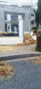 Αγρότες: Έριξαν άχυρα στο κτήριο της Περιφέρειας Δυτικής Μακεδονίας