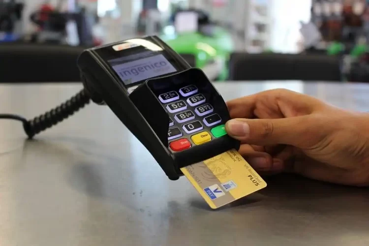 Αποχαιρετούν Τα  Μετρητά Οι Έλληνες – Πληρώνουν Με Κάρτα Και Ψηφιακό Πορτοφόλι 