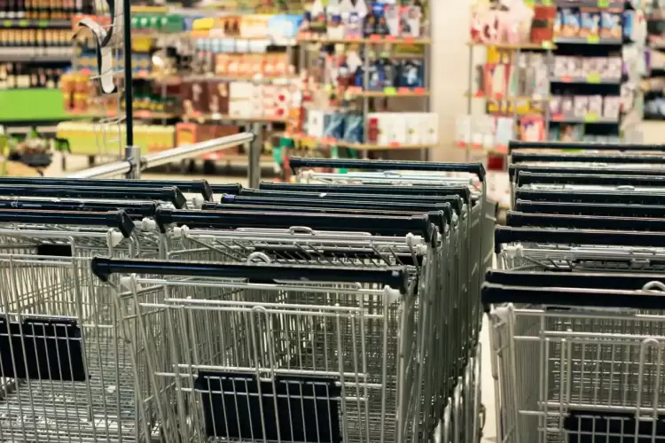 Αυξήσεις – μαμούθ από το χωράφι στο ράφι, αγκάθι οι χαμηλοί μισθοί