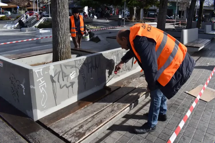 Δήμος Κοζάνης: Εργασίες Καλλωπισμού Στην Κεντρική Πλατεία Νίκης
