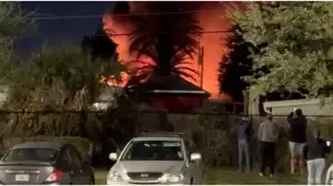 ΗΠΑ: Συνετρίβη αεροσκάφος σε κοινότητα με τροχόσπιτα - «Υπάρχουν πολλοί νεκροί» (βίντεο) ΗΠΑ: Συνετρίβη αεροσκάφος σε κοινότητα με τροχόσπιτα – «Υπάρχουν πολλοί νεκροί» (βίντεο)