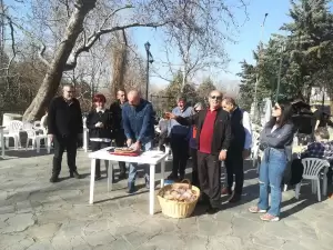 Κάτω από τις ζεστές ακτίνες του ήλιου….η κοπή πίτας των Ηπειρωτών Κοζάνης Κάτω από τις ζεστές ακτίνες του ήλιου….η κοπή πίτας των Ηπειρωτών Κοζάνης