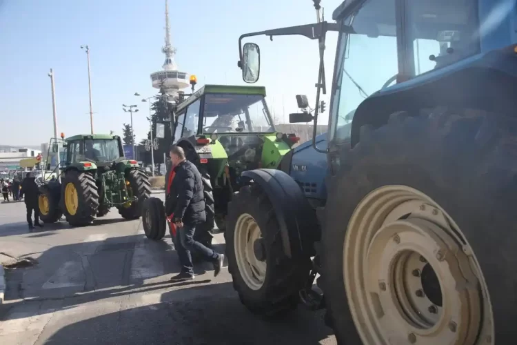 Κλείνουν Δρόμους Οι Αγρότες  Και  Αποφασίζουν Νέες Κινητοποιήσεις