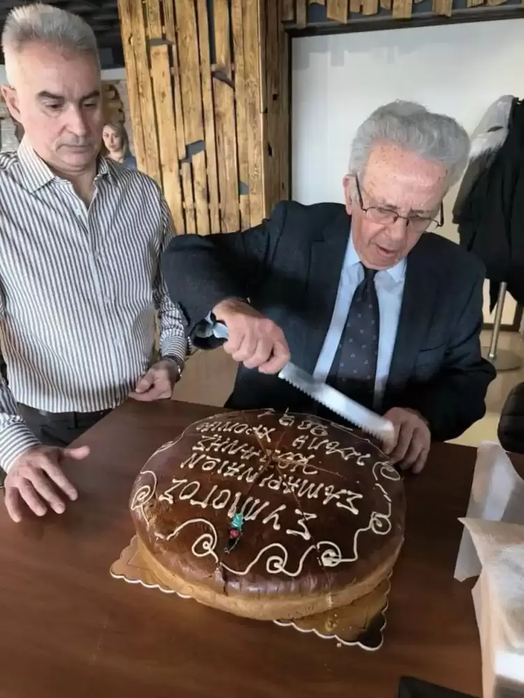 Κοπή πίτας, λογοδοσία, απολογισμός, τιμητικές πλακέτες στην εκδήλωση των Σαμαριναίων Κοζάνης (εικόνες) Κοπή πίτας, λογοδοσία, απολογισμός, τιμητικές πλακέτες στην εκδήλωση των Σαμαριναίων Κοζάνης