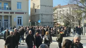 Κοζάνη: Ανθρώπινες συντάξεις και δωρεάν υγεία... το σύνθημα στη διαμαρτυρία Κοζάνη: Ανθρώπινες συντάξεις και δωρεάν υγεία… το σύνθημα στη διαμαρτυρία