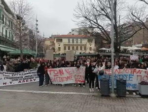 Κοζάνη - Μεγάλη πορεία για τα θύματα της τραγωδίας των Τεμπών (βίντεο και εικόνες) Κοζάνη – Μεγάλη πορεία για τα θύματα της τραγωδίας των Τεμπών