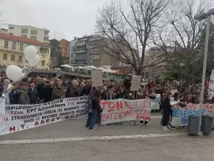 Κοζάνη - Μεγάλη πορεία για τα θύματα της τραγωδίας των Τεμπών (βίντεο και εικόνες) Κοζάνη – Μεγάλη πορεία για τα θύματα της τραγωδίας των Τεμπών
