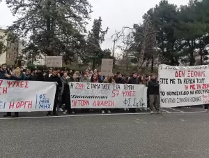 Κοζάνη - Μεγάλη πορεία για τα θύματα της τραγωδίας των Τεμπών (βίντεο και εικόνες) Κοζάνη – Μεγάλη πορεία για τα θύματα της τραγωδίας των Τεμπών