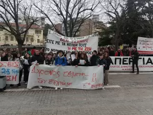 Κοζάνη - Μεγάλη πορεία για τα θύματα της τραγωδίας των Τεμπών (βίντεο και εικόνες) Κοζάνη – Μεγάλη πορεία για τα θύματα της τραγωδίας των Τεμπών