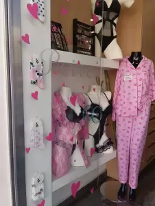 Κοζάνη: Στολισμένες βιτρίνες για τη γιορτή των ερωτευμένων