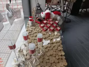 Κοζάνη: Στολισμένες βιτρίνες για τη γιορτή των ερωτευμένων