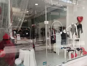 Κοζάνη: Στολισμένες βιτρίνες για τη γιορτή των ερωτευμένων