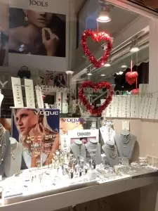 Κοζάνη: Στολισμένες βιτρίνες για τη γιορτή των ερωτευμένων