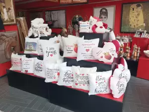 Κοζάνη: Στολισμένες βιτρίνες για τη γιορτή των ερωτευμένων