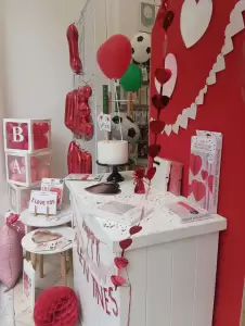 Κοζάνη: Στολισμένες βιτρίνες για τη γιορτή των ερωτευμένων