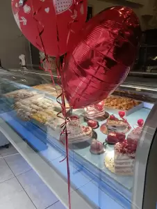 Κοζάνη: Στολισμένες βιτρίνες για τη γιορτή των ερωτευμένων