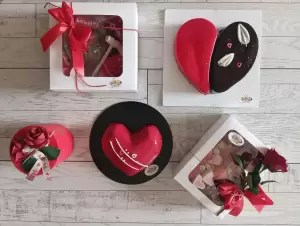 Κοζάνη: Στολισμένες βιτρίνες για τη γιορτή των ερωτευμένων