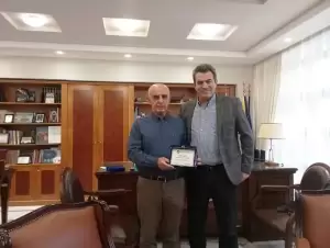 Τιμητική Πλακέτα σε 2 Διευθυντές της Περιφερειακής Ενότητας Καστοριάς που Συνταξιοδοτήθηκαν.