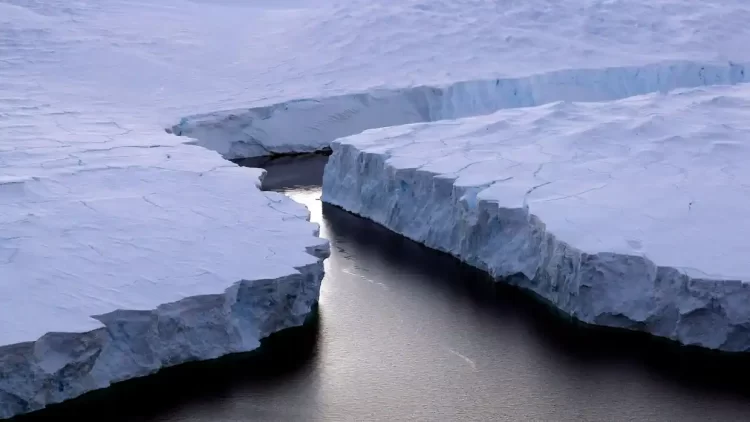Το Μεγαλύτερο Παγόβουνο Στον Κόσμο «Ταξιδεύει» Προς Τον Νότιο Ωκεανό