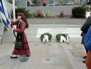 Απότιση φόρου τιμής από μαθητές στην κεντρική πλατεία Κοζάνης 