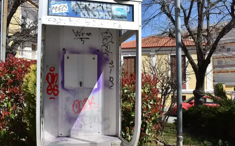 Δήμος Κοζάνης: Κοινόχρηστος χώρος υπέρ των δημοτών με την απομάκρυνση των παλιών τηλεφωνικών θαλάμων
